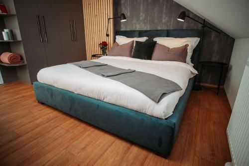 una camera da letto con un grande letto con cuscini marroni di Luxury Oasis, Sauna, AC and Free Parking a Brno