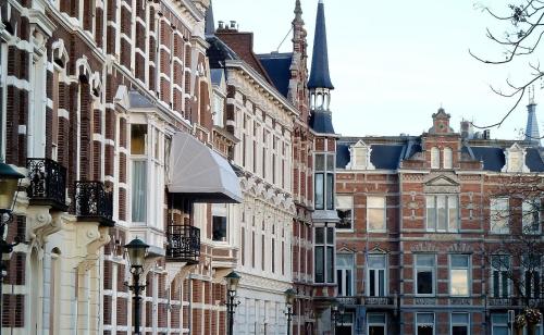 une rangée de grands bâtiments dans une ville dans l'établissement Residenz Stadslogement, à La Haye