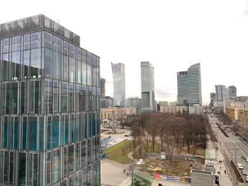 widok na miasto z wysokim szklanym budynkiem w obiekcie Elegant Apartment Warsaw View w Warszawie