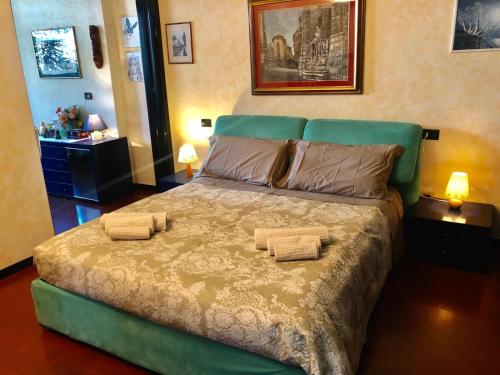 um quarto com uma cama grande com duas almofadas em Appartamento direttamente a lago - Ben Approved em Salò