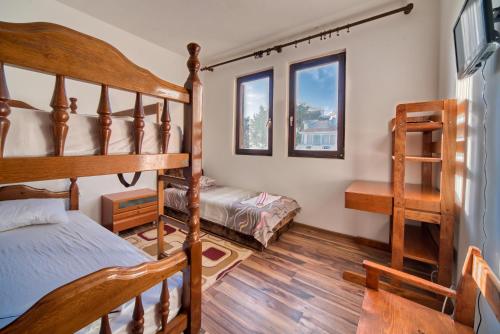 ein Schlafzimmer mit einem Etagenbett und einem Etagenbett in der Unterkunft Apartment Jasovic in Ulcinj