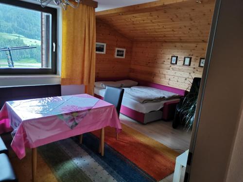Ένα ή περισσότερα κρεβάτια σε δωμάτιο στο Ferienwohnung Eppacher