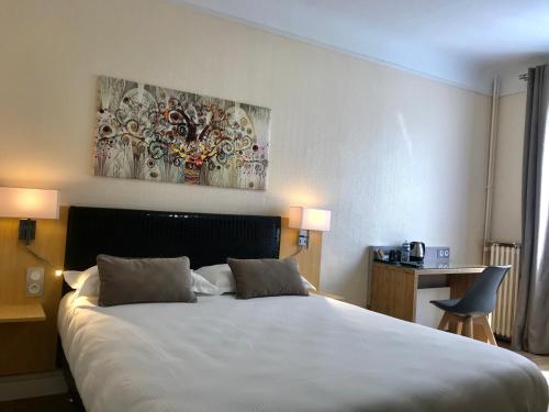 - une chambre avec un grand lit et une peinture murale dans l'établissement Residence Hoche, à Le Pré-Saint-Gervais