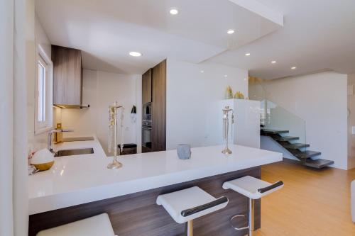 Kuchyňa alebo kuchynka v ubytovaní Gold Suites - Luxurious apartment - Sea view