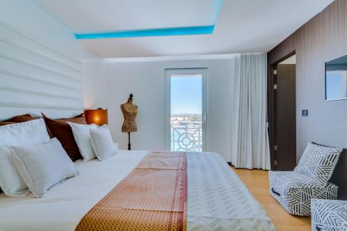 Gold Suites - Luxurious apartment - Sea view tesisinde bir odada yatak veya yataklar