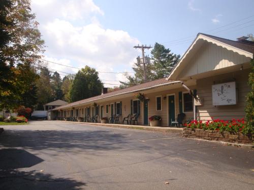 an empty street in front of a building at Maple Leaf Inn Lake Placid in Lake Placid