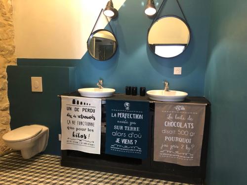 een badkamer met 2 wastafels en 2 spiegels bij Enfin Arrivés ! in LʼIsle-sur-la-Sorgue