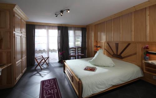 - une chambre avec un lit et un livre dans l'établissement Les Gites La Cerisaie, à Breitenbach