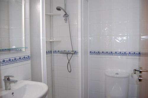 y baño con ducha, aseo y lavamanos. en Vivienda de Uso Turístico Italia - VUT - 2060-AS, en Colombres