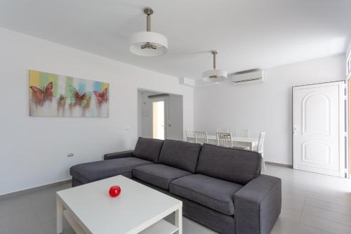 Mariposas Home Pool tesisinde bir oturma alanı