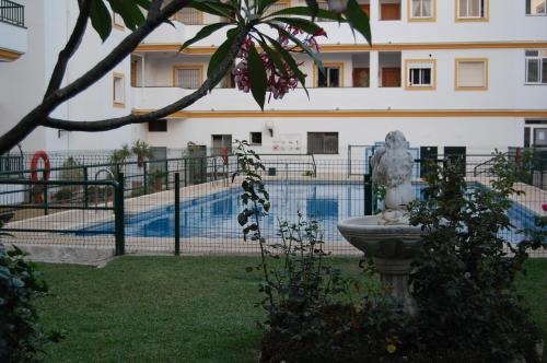 una estatua en un patio delante de un edificio en Casa Buti, en La Cala de Mijas