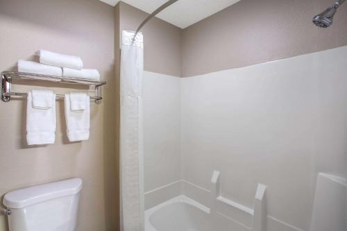 Bathroom sa Baymont by Wyndham Joliet