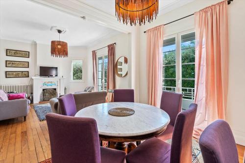 un salon avec une table et des chaises dans l'établissement Cap Away I Appart Hotel, à Andernos-les-Bains