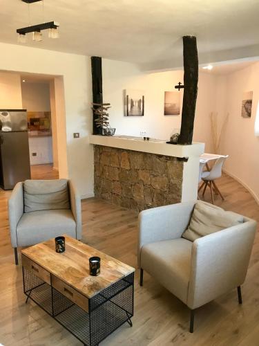 un salon avec deux chaises et une table dans l'établissement Villa Solsticia, à Porticcio