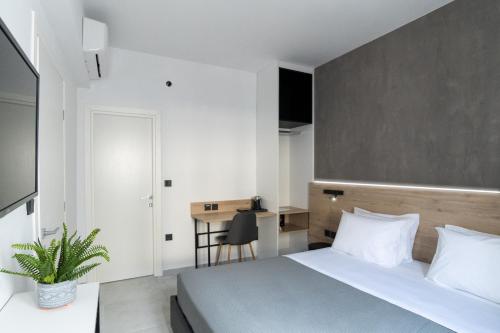 een slaapkamer met een groot bed en een bureau bij White 9 in Thessaloniki