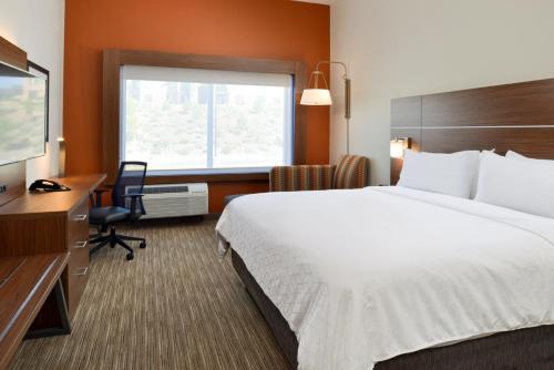 Holiday Inn Express & Suites - Elko, an IHG Hotel 객실 침대