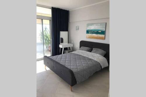 sypialnia z łóżkiem w pokoju z oknem w obiekcie Sea view apartment w mieście Lutraki