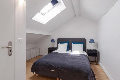 En eller flere senger på et rom på Cozy two-bedroom duplex in Old Town Annecy - Welkeys