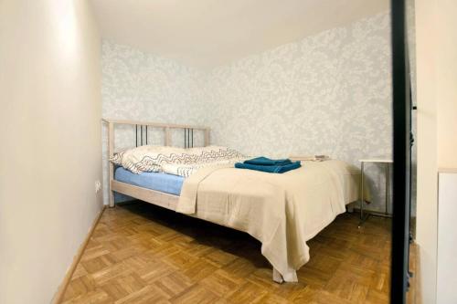 Schlafzimmer mit einem Bett und Holzboden in der Unterkunft Supercute mini house in the center in Krakau