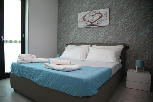 1 dormitorio con 1 cama con toallas en Luca Quaranta Apartment, en Nápoles