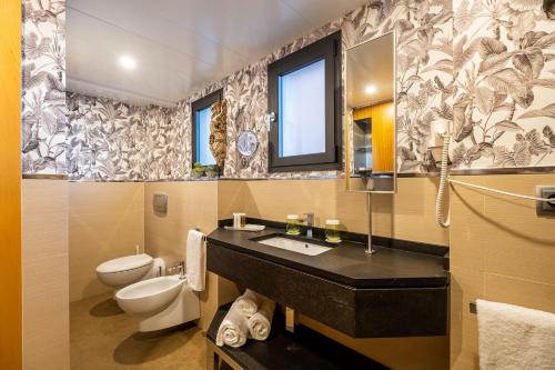 Ένα μπάνιο στο ON Suites Sevilla Apartments designed for adults