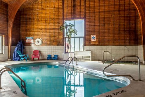 a large swimming pool in a building with aaturally at Econo Lodge Sioux Falls North in Sioux Falls