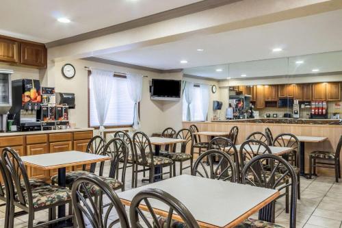 a restaurant with tables and chairs and a counter at Econo Lodge Sioux Falls North in Sioux Falls