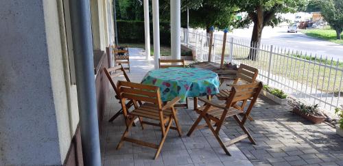 una mesa y sillas en un patio en Jankó Apartman, en Siófok