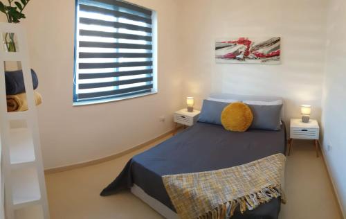 - une chambre avec un lit, 2 tables de chevet et une fenêtre dans l'établissement Feel's Like Home at Telma Maisonette, à San Pawl il-Baħar