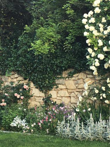 Gallery image of Chambre côté jardin in Nîmes