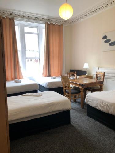 מיטה או מיטות בחדר ב-Renfrew rooms at City Centre