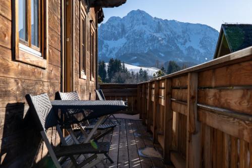Ein allgemeiner Bergblick oder ein Berglick von des Bauernhofs aus