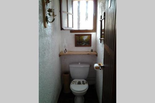 アピエットにあるDemi villa à 150m de la plage avec vue sur merのトイレと窓のある小さなバスルーム