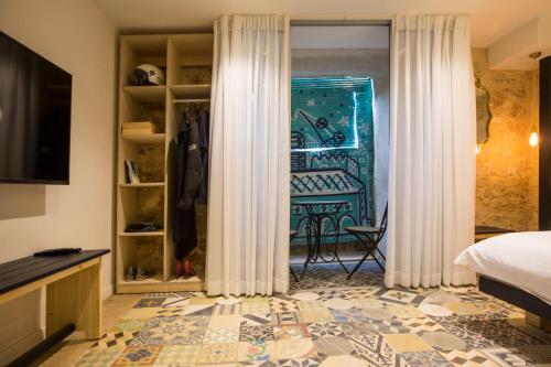 Postel nebo postele na pokoji v ubytování Tel-Aviv LALA Boutique Hotel