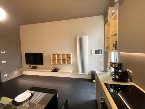 Una cocina con una mesa y un televisor en la pared. en Spazio Luna, en Milán