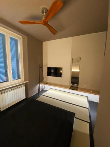 a living room with a ceiling fan and a table at Spazio Luna in Milan