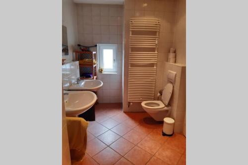 ein Bad mit einem WC und einem Waschbecken in der Unterkunft Ganze Wohnung mit Garten in Bremen