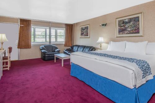 Кровать или кровати в номере Days Inn by Wyndham Hicksville Long Island