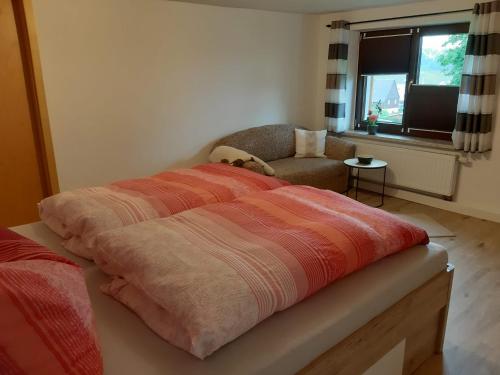 Familienfreundliche Ferienwohnung tesisinde bir odada yatak veya yataklar
