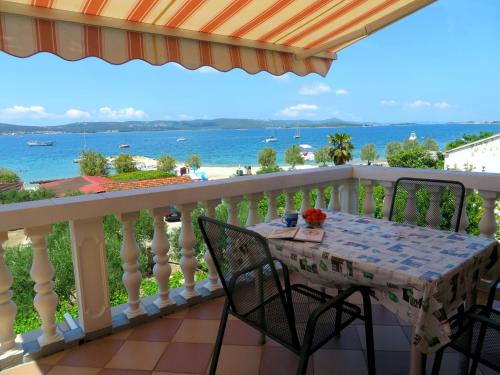 Beach apartment studio Roza Biograd - Premium location