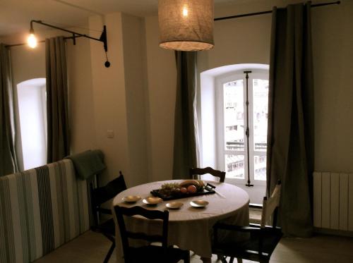 une table de salle à manger avec un bol de fruits dessus dans l'établissement Appartement Résidence Astoria, à Chamonix-Mont-Blanc