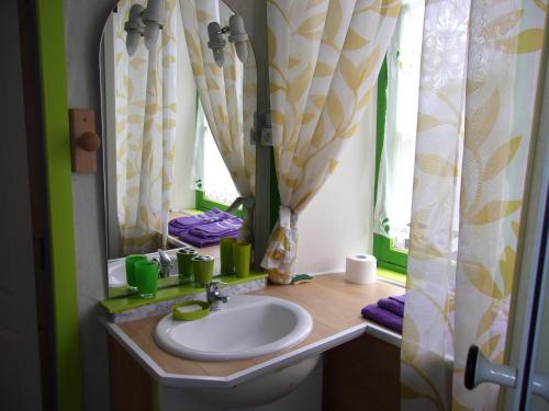 Koupelna v ubytování Chambres d'hôtes les Clématites en Cotentin