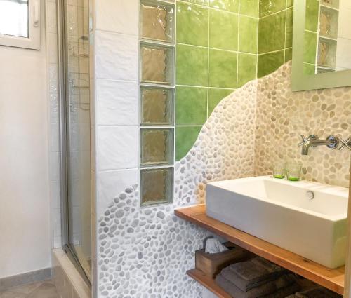 a bathroom with a sink and a shower at Chambres privatisées avec cuisine d’été in Callian