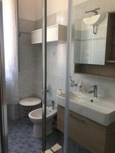 a bathroom with a sink and a toilet at Casa del Dottore in Fano Adriano