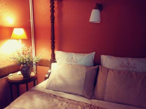 Un pat sau paturi într-o cameră la Maison Du Tertre
