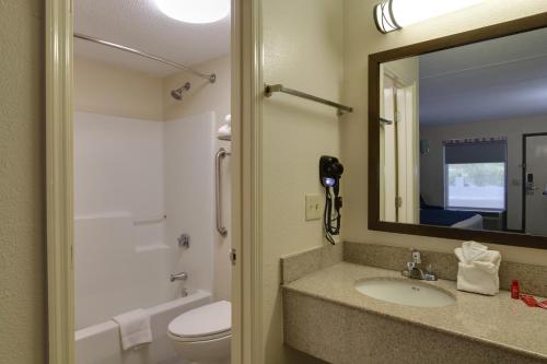 Ванная комната в Baymont by Wyndham Ridgeland I-95