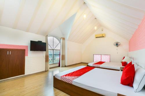 1 dormitorio con 1 cama y TV de pantalla plana en OYO 373 Habana Hotel en Ho Chi Minh