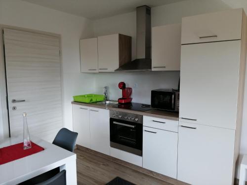 戈雷尼斯卡地區采爾克列的住宿－Apatmaji Pika 2，厨房配有白色橱柜和黑烤箱。
