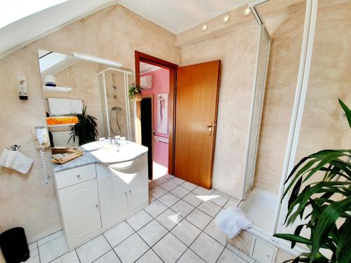 uma casa de banho com um lavatório e um espelho em Weidendall em Kopstal