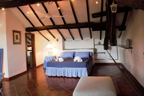1 dormitorio con 2 perros en la cama en Sui tetti del borgo en Capranica